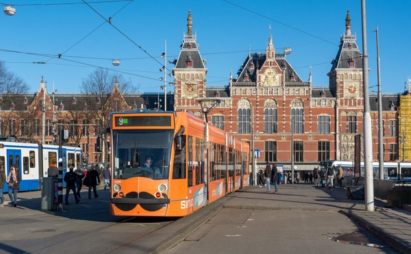 GVB 2088 met Simyo reclame vertrekt van Amsterdam Centraal