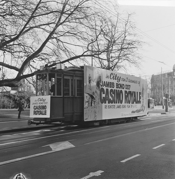 Precies 50 jaar geleden James Bond op de tram in Amsterdam. 1967