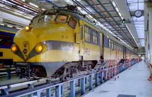 765 op spoor 107 in de werkplaats in Onnen, 27-12-1995. Onderhoud