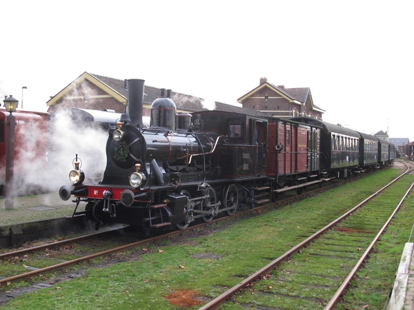 Locomotief 7853 van de Museum Buurtspoorweg staat met de laatste 