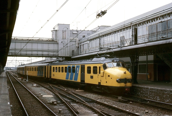 NS 722. Het stel komt op 30 maart 1986 Den Bosch binnenrijden
