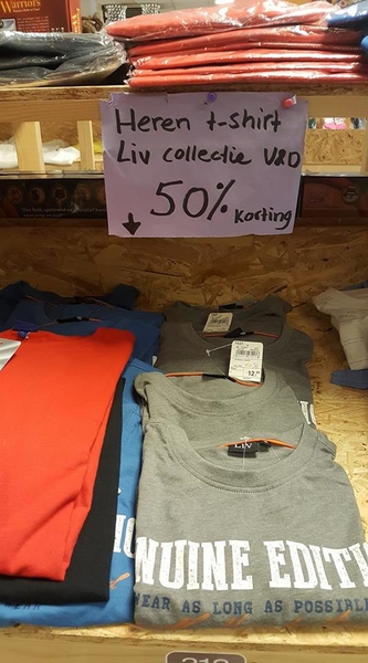 V & D In de Marktkraam-winkel. Nieuwe shirts.