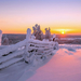 foto-winterlandschaft-mit-einer-dicken-schicht-aus-schnee-und-ein