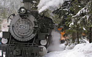 hd-winter-hintergrundbilder-mit-einem-alten-lokomotive-zuge-im-wi