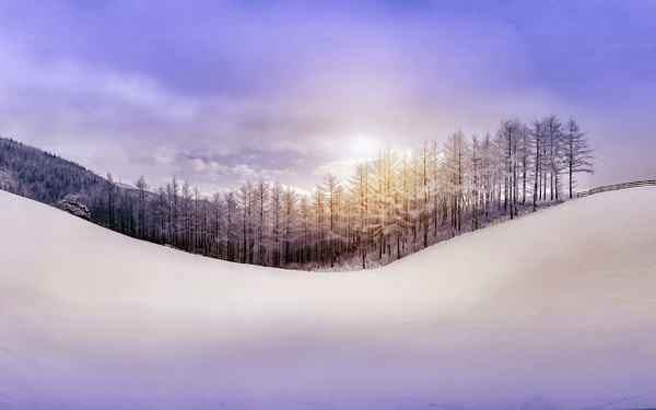 hd-winter-wallpaper-mit-einem-schnee-bedeckten-berghang-und-baume