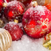 foto-rote-weihnachtskugeln-mit-schnee-wallpaper