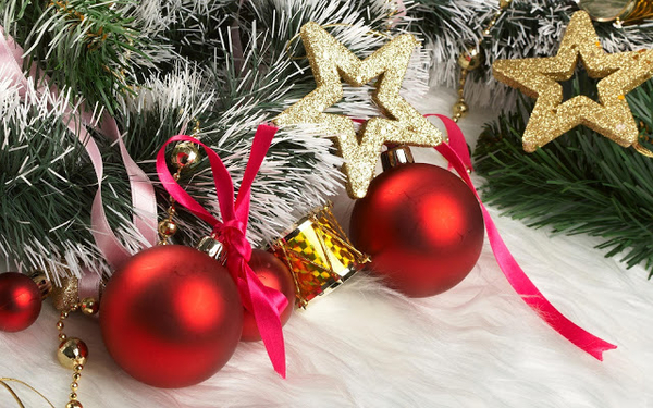 foto-von-roten-weihnachtskugeln-und-goldfarbige-weihnachtssterne-