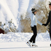 mann-und-frau-auf-der-eisbahn-eiszulaufen-hd-winter-hinetrgrundbi