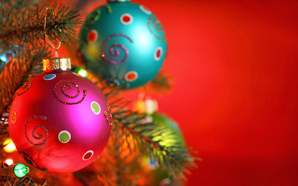 nahaufnahme-farbige-weihnachtskugeln-im-weihnachtsbaum-hd-weihnac