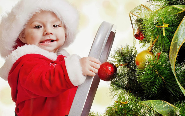 kind-gekleidet-als-weihnachtsmann-mit-weihnachtsbaum-hd-weihnacht
