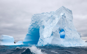 Huge_Antarctic_iceberg
