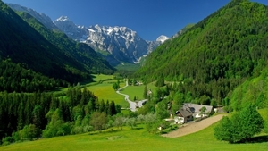 spring-alpine-valley_1868223953