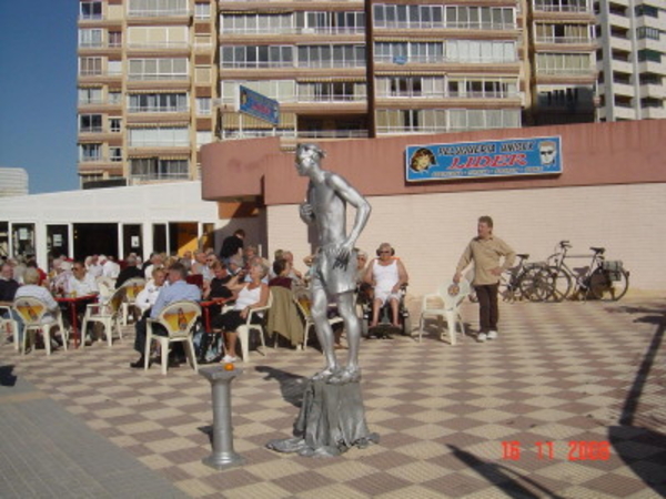 24D Levend standbeeld in de straten van Benidorm