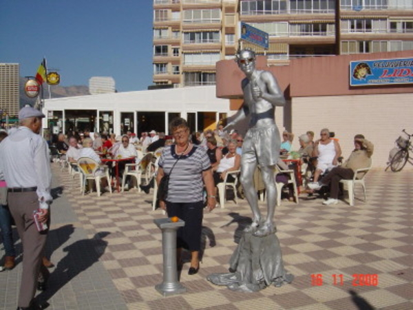 24F 16 NOV 08 Levend standbeeld in de straten van Benidorm