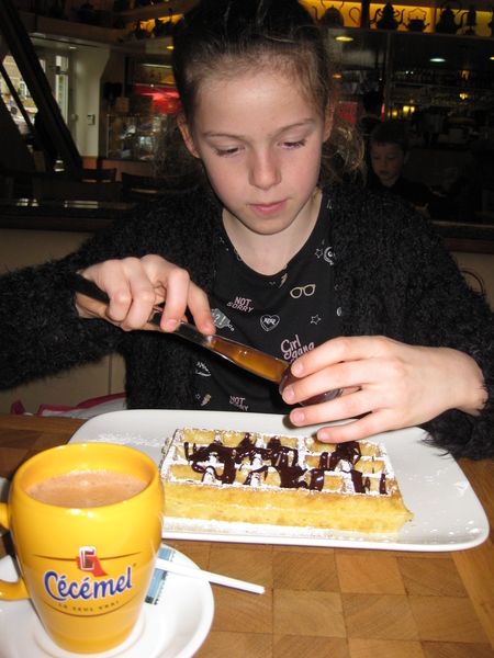 21) Jana kiest voor een laagje chocolade