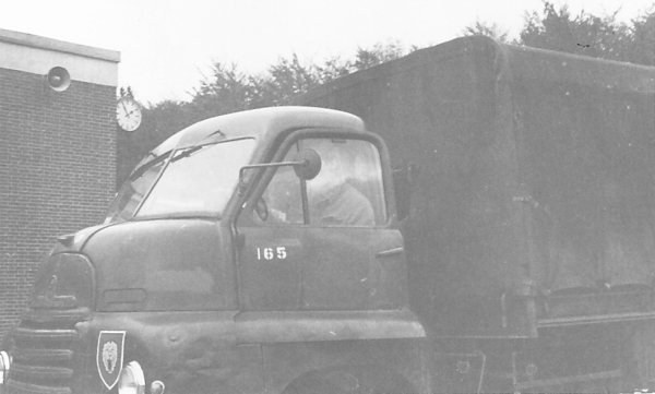 180 Buren 1e Pr vrachtwagen rond het plein duwen  10-1967