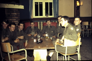 202 Laatste biertjes met de vrienden in de kantine 10-1967