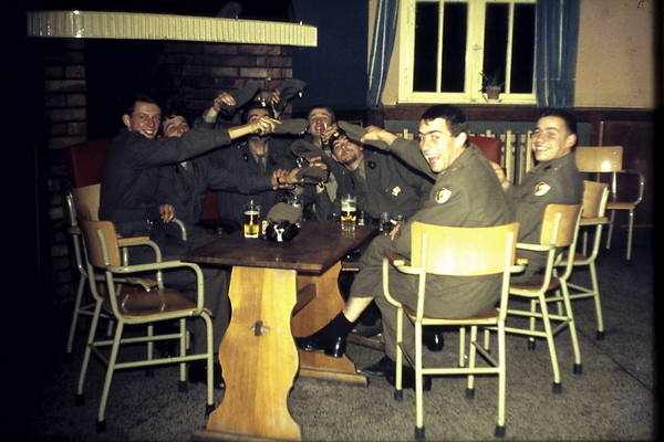 201 Laatste biertjes met de vrienden in de kantine 10-1967
