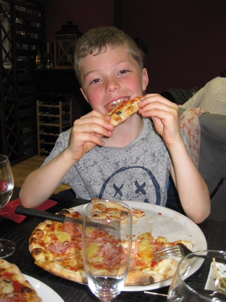 04) Ruben met zijn pizza
