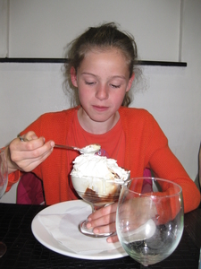 07) Jana met haar dessert