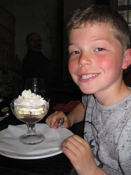 08) Ruben met zijn dessert