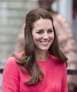 beauty-2014-07-kate-middleton-half-up-hairstyle-july-2014-main