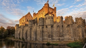 Belgium-castle-moat_1920x1080