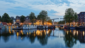 Amsterdam_Netherlands_Houses_Rivers_Evening_526458_1334x750