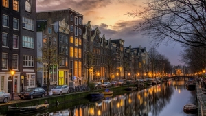 Cities_Street_canal_in_Amsterdam_096538_