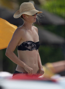 Maria-Sharapova-Bikini-Photos_-2014-in-Cancun--11