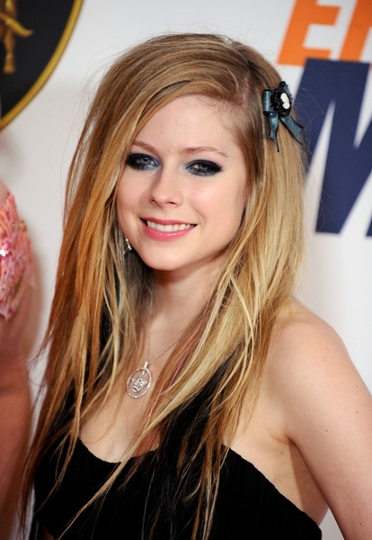 avril-lavigne-at-17th-annual-race-to-erase-ms-2010-hq-02-530x768