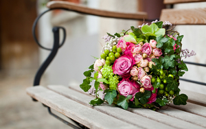 Pink-Flowers-Bouquet-Leaves-Roses-2560-x-1600