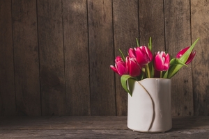 rozovye-fresh-wood-pink-tiulpany-tulips-spring-flowers-tsv-5