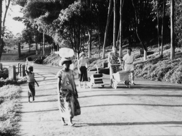 1954: wandeling in Thysstad (Mbanza Ngungu)