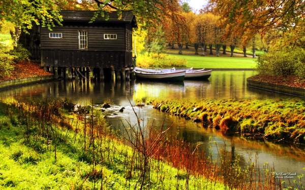 Nature___Seasons___Autumn_Boats_near_the_stream_in_autumn_park_08