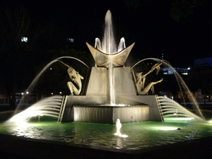 Adelaide_VictoriaSq_Fountain_Night2