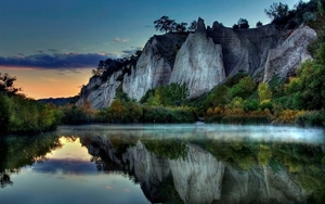 1061776-cliffs-reflected-in-the-lake