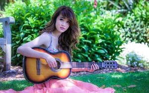 Asia-music-girl-play-guitar_1920x1200