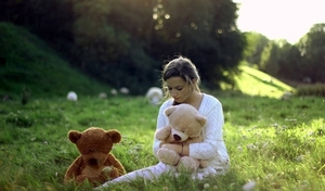 sad-girl-emotions-pbeautifulography-image-lonely-wih-teddy-friend