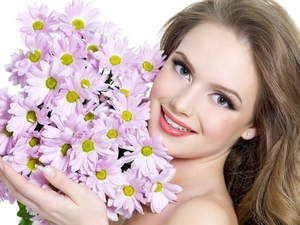 Smiling-Beautiful-Girl-With-Flowers-1600x1200