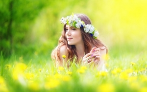 Beautiful-Girls-With-Flowers-Field-Wallpapers