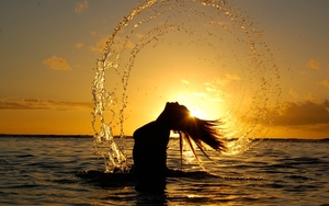 Girl-Sea-sunset-water