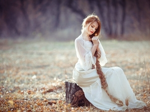 White-dress-girl-sitting-on-stump-long-blonde-hair_1600x1200