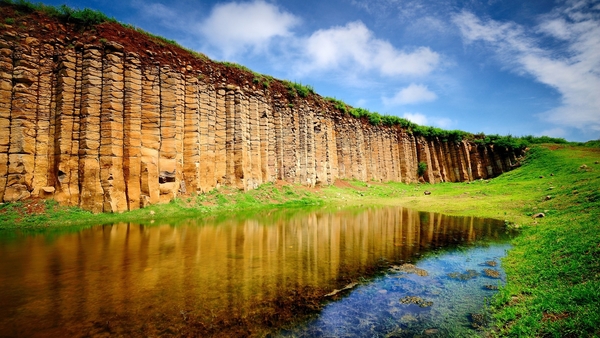 cliff-pond-grass-hd-1080P-wallpaper