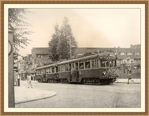1945 de eerst rijdende tram na de oorlog op de Parkweg Voorburg