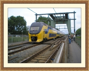Een VIRM komt over de spoorbrug net voor station Alkmaar.