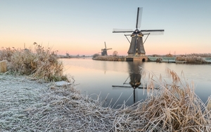 kinderdijk-netherlands-molenwaard-windmills-canal-winter-mor