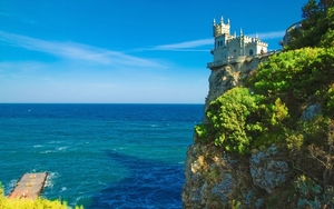 Castle-on-the-sea-cliff_2560x1600