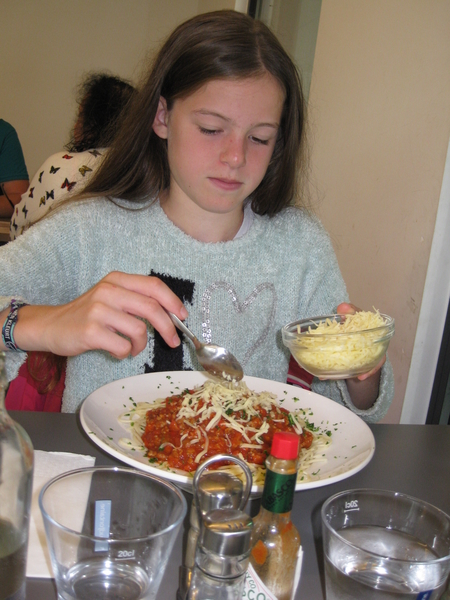 33) Jana eet spaghetti in resto Hallebad