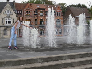 36) Jana neemt verfrissing aan de fonteinen